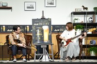 本田翼（右）にベースの弾き方を教えるハマ・オカモト（左 / OKAMOTO'S）。