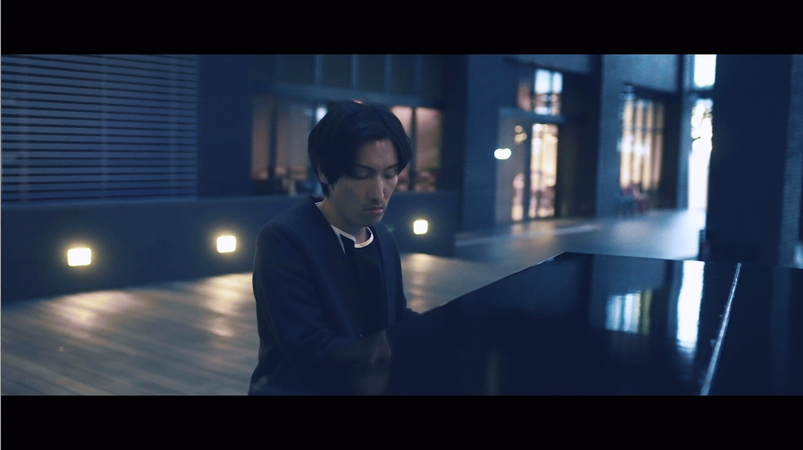 SawanoHiroyuki[nZk]、岡崎体育迎えた新曲「膏」MVで“今を生きる人たち