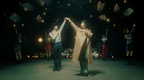 アイナ・ジ・エンド「彼と私の本棚」ミュージックビデオより。