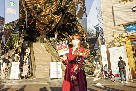 神宮前交差点に到着した柏木由紀。