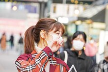 写真撮影に応じる柏木由紀。