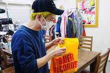 「CAN YOU WALK WITH ME??」を買ってきた渡辺淳之介。