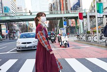 MIYASHITA PARK付近を歩く柏木由紀。