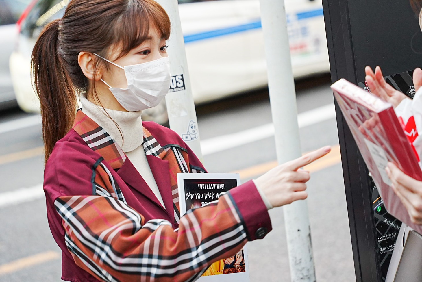 「CAN YOU WALK WITH ME??」を購入したファンと遭遇した柏木由紀。