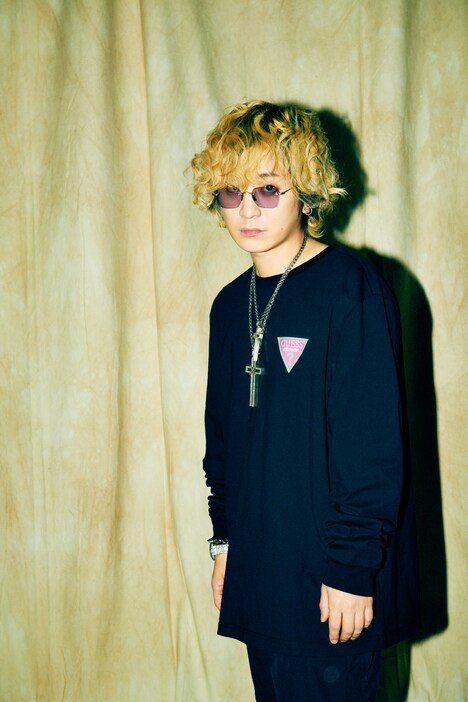 GUESS × atmos × BAD MOODコラボアイテムの着用イメージ。