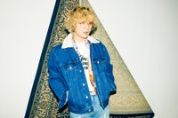 GUESS × atmos × BAD MOODコラボアイテムの着用イメージ。