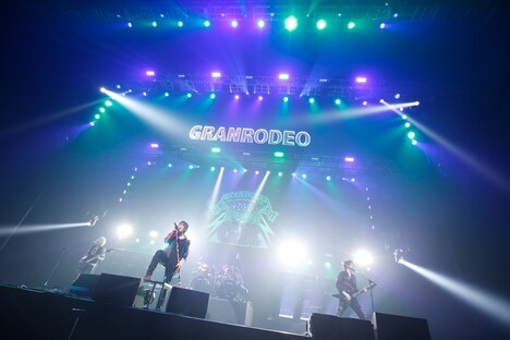 GRANRODEOのライブの様子。(撮影:キセキミチコ)