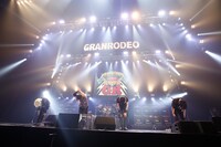 GRANRODEOのライブの様子。（撮影：キセキミチコ）