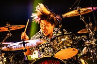 木内泰史（Dr, Cho）（撮影：浜野カズシ）