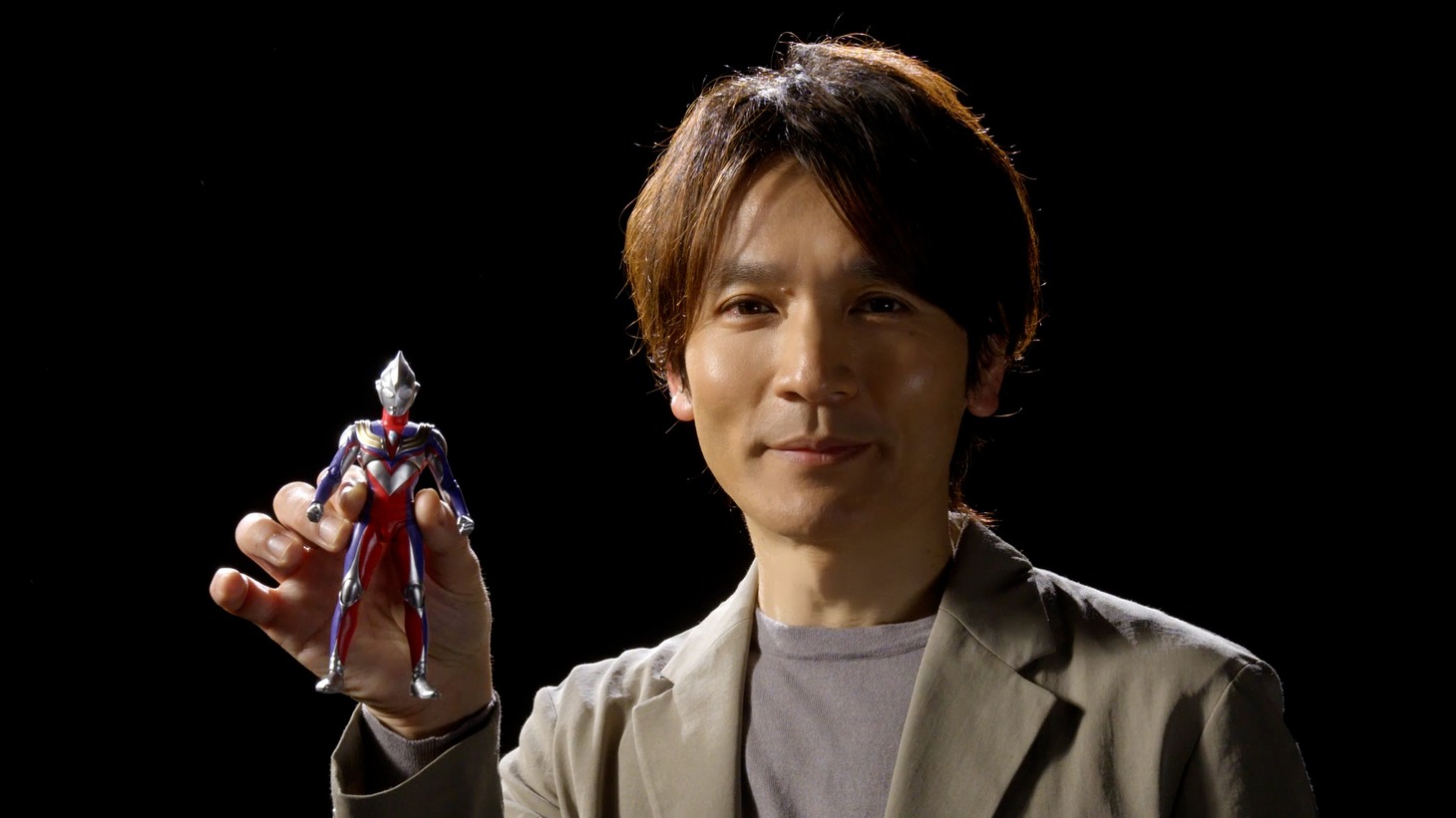 「S.H.Figuarts（真骨彫製法）ウルトラマンティガ」を持つ長野博（V6）。