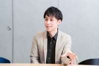 RIKUさんのインタビューに答える林部智史さん。