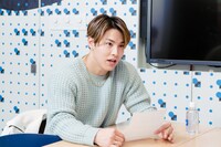 林部智史さんにインタビューするRIKUさん。