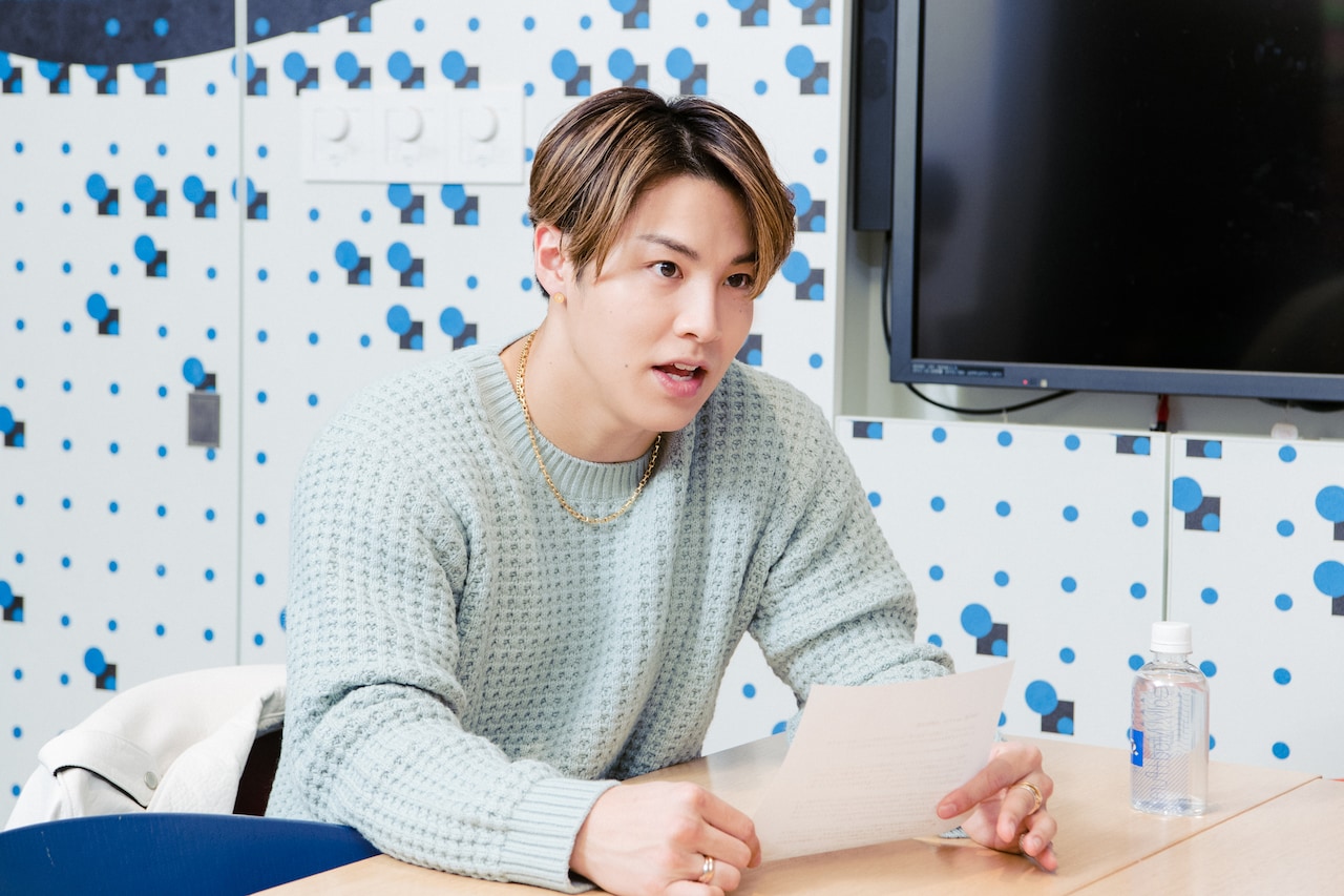 林部智史さんにインタビューするRIKUさん。