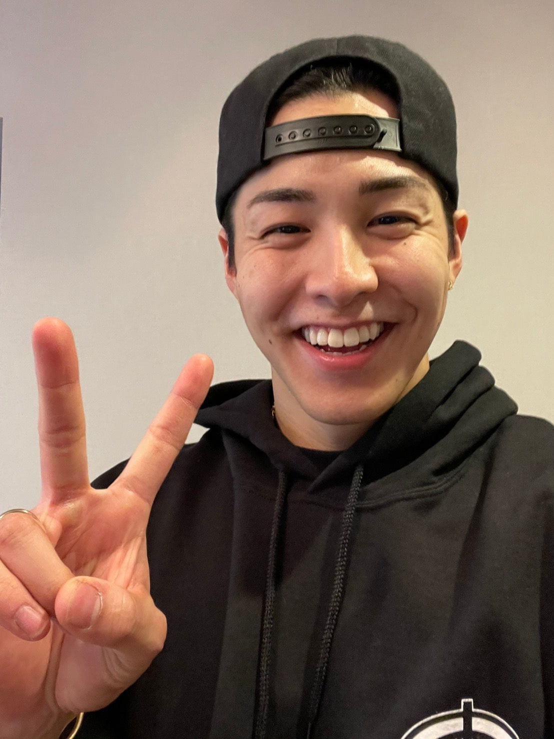 友人にネットやSNSではどんな写真が求められてると思う？と聞いたところ9割ラフな自撮りと言われて、その場で撮ってみた1枚。笑