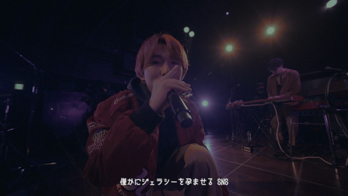 Mega Shinnosuke「桃源郷とタクシー」ライブ映像より。