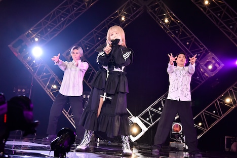 左から与那嶺瑠唯、Reol、陣。(Photo by AZUSA TAKADA)