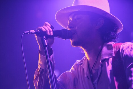 KENNY（Vo, G）（撮影：ハヤシサトル）