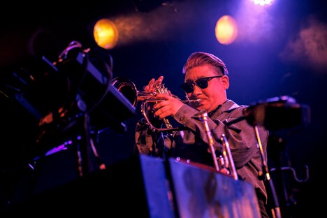 PETE（Key, Trumpet, Cho）（撮影：ハヤシサトル）