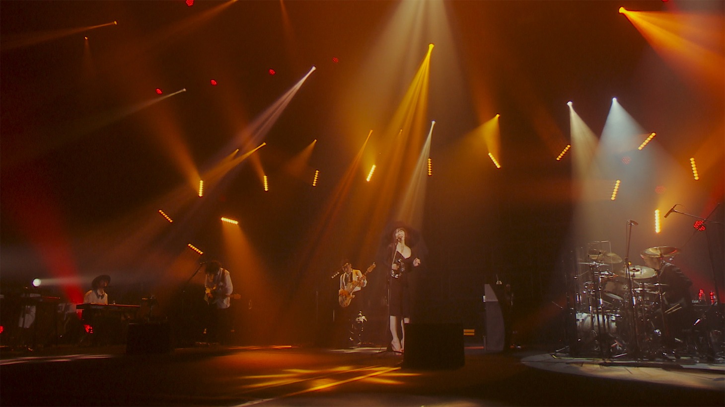東京事変「今夜はから騒ぎ」ライブ映像より。