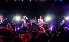 「ベッド・イン東名阪ツアー2021 祝！おギグDVD発射記念～バブルは続くよ、どこまでも～」東京・LIQUIDROOM公演の様子。（写真提供：合同会社スイートスポット）