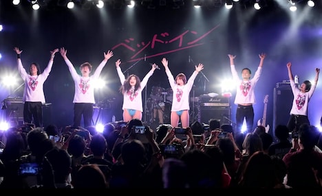 「ベッド・イン東名阪ツアー2021 祝!おギグDVD発射記念~バブルは続くよ、どこまでも~」東京・LIQUIDROOM公演の様子。(写真提供:合同会社スイートスポット)