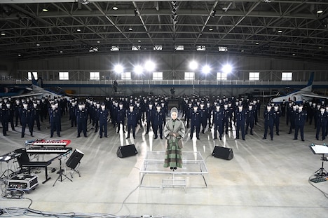 MISIAと航空自衛隊員。(c)TBS