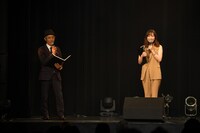 左からMCのまこと、サプライズ登場した譜久村聖（モーニング娘。'21）。（写真提供：アップフロントプロモーション）