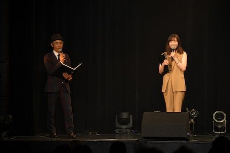 左からMCのまこと、サプライズ登場した譜久村聖（モーニング娘。'21）。（写真提供：アップフロントプロモーション）