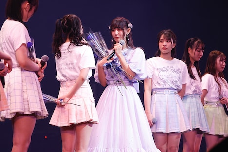 メンバーからバラとメッセージを受け取る佐竹のん乃。（写真提供：代々木アニメーション学院）