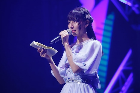 手紙を読み上げる佐竹のん乃。（写真提供：代々木アニメーション学院）