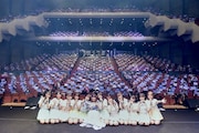 「=LOVE 佐竹のん乃卒業コンサート ~君のいる世界~」で撮影された記念写真。(写真提供:代々木アニメーション学院)