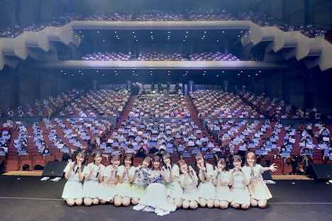 「=LOVE 佐竹のん乃卒業コンサート ～君のいる世界～」で撮影された記念写真。（写真提供：代々木アニメーション学院）