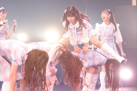 「のん乃、助けに来たぞ」で人間跳び箱をする佐竹のん乃。（写真提供：代々木アニメーション学院）