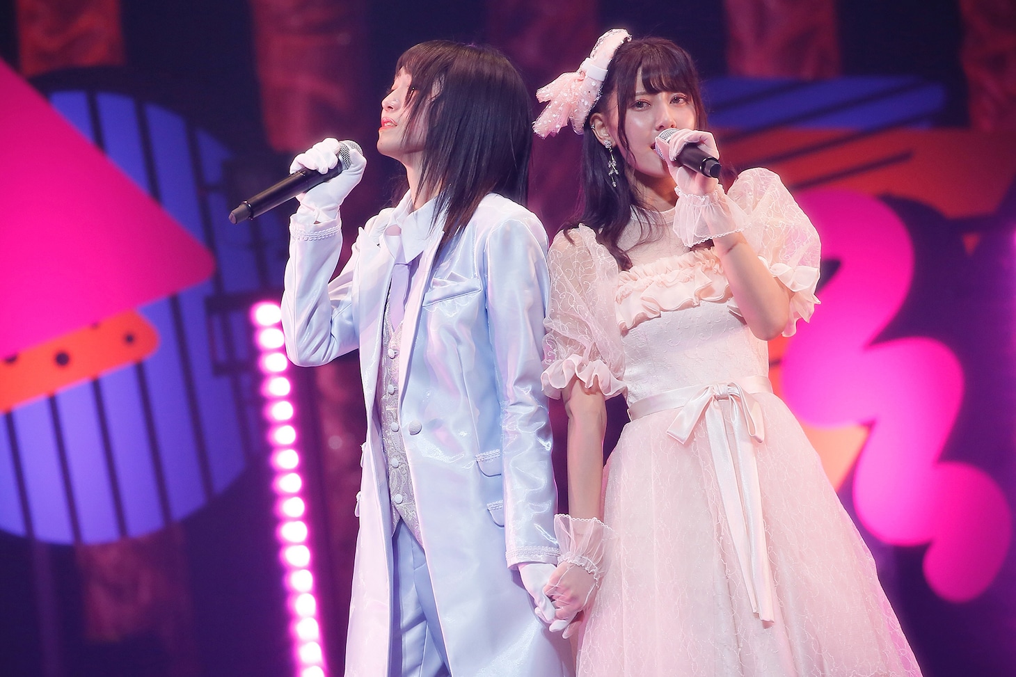 ユニット曲「フラジャイル」を歌う野口衣織と佐竹のん乃。（写真提供：代々木アニメーション学院）