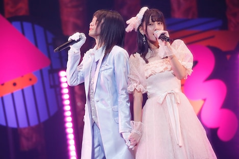 ユニット曲「フラジャイル」を歌う野口衣織と佐竹のん乃。（写真提供：代々木アニメーション学院）