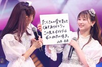 佐竹のん乃（左）に自分が書いたメッセージを見せる山本杏奈（右）。（写真提供：代々木アニメーション学院）