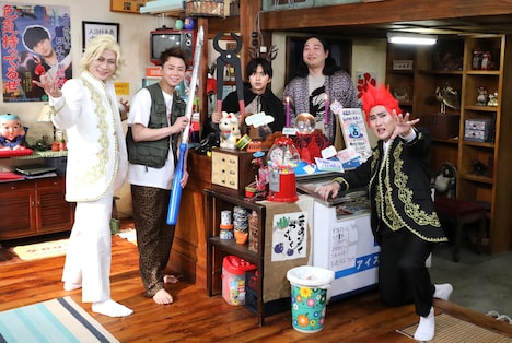 左から大津広次、北山宏光、佐藤勝利、賀屋壮也、淡路幸誠。 (c)NTV/JS