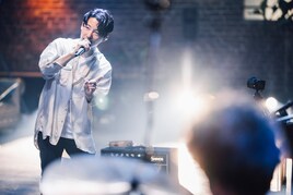 星野源が実験に満ちた初の“宴会”生配信、ファンと同じ時間を共有し笑顔に