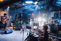 「YELLOW PASS Live Streaming “宴会”」の様子。（撮影：西槇太一）