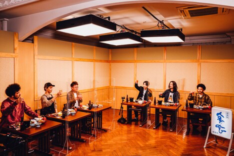 乾杯の音頭をとる星野源（写真右から3番目）（撮影：西槇太一）