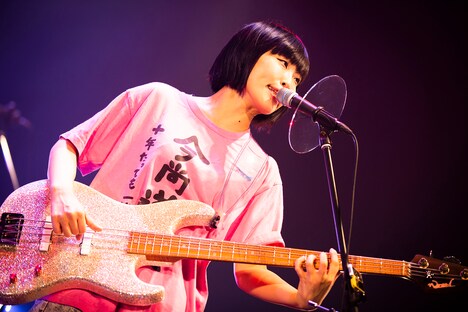 しばたありぼぼ(B, Vo)(撮影:オイケカオリ)