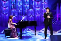 左から百田夏菜子（ももいろクローバーZ）、尾上松也。(c)フジテレビ