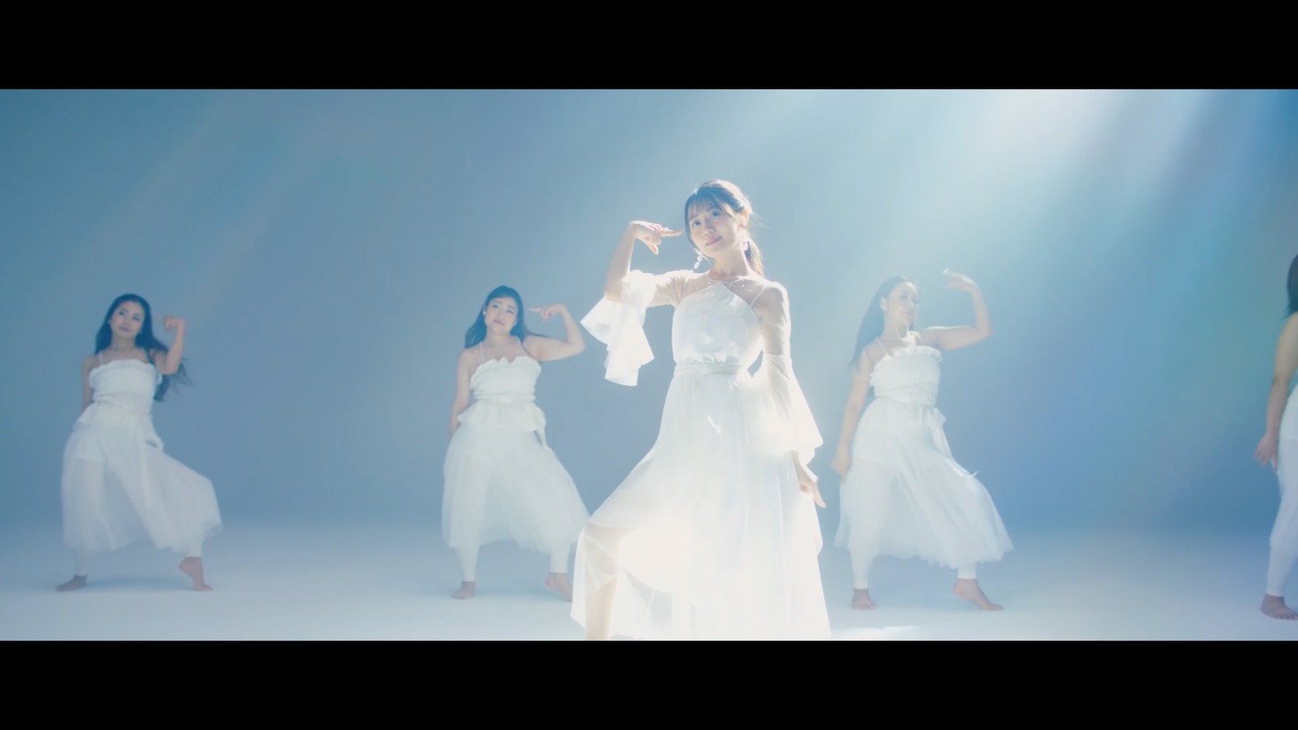 小倉唯「Clear Morning」ミュージックビデオより。