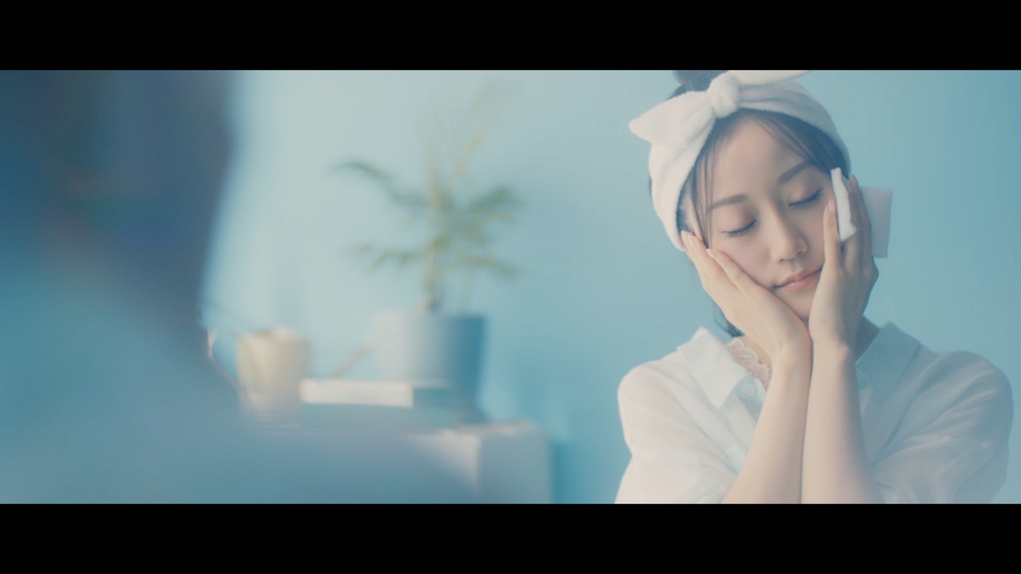 小倉唯「Clear Morning」ミュージックビデオより。