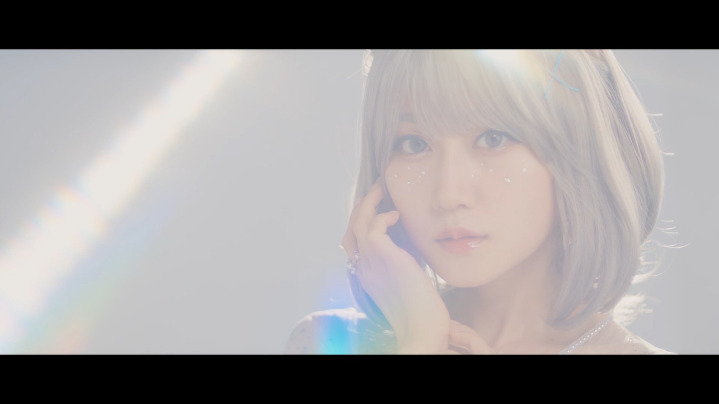 小倉唯「Clear Morning」ミュージックビデオより。