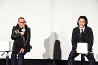 土井裕泰の話を聞いて爆笑する菅田将暉。