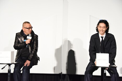 土井裕泰の話を聞いて爆笑する菅田将暉。