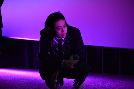 Awesome City Clubの演奏を観る菅田将暉。