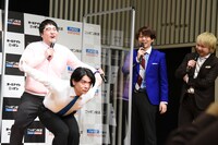 左からハーレーになったマヂカルラブリーとそれを見守る三四郎。