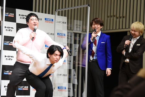 左からハーレーになったマヂカルラブリーとそれを見守る三四郎。